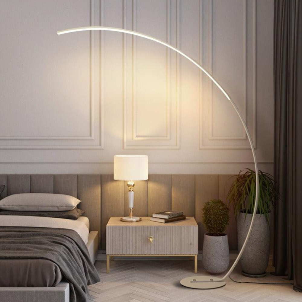 Bogen-Stehleuchte mit mattem Aluminiumgestell und dimmbarer LED – Zeitgenössische Wandleuchte