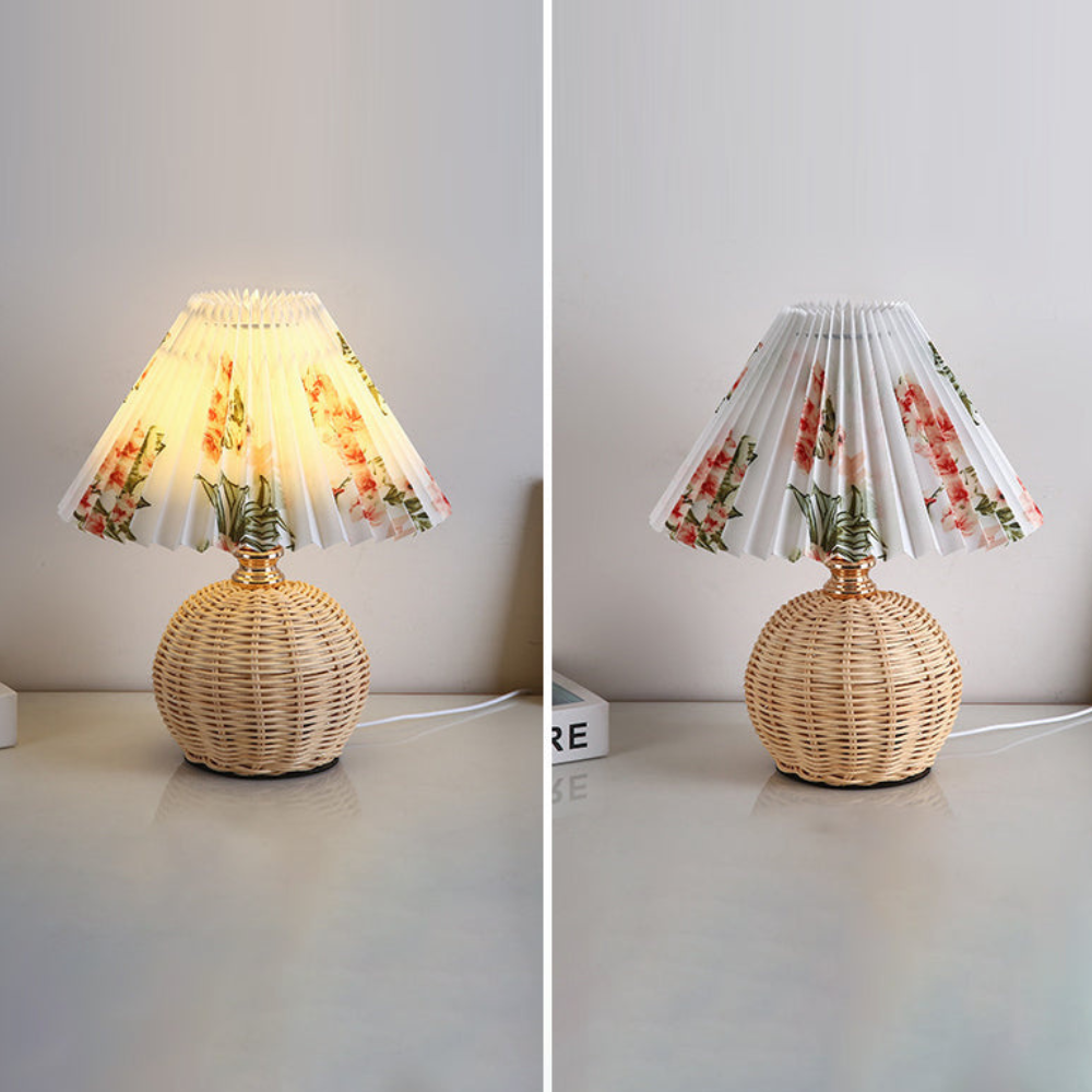 Moderne Tischlampe mit plissiertem Schirm – Nachttischlampe aus natürlichem Rattangeflecht