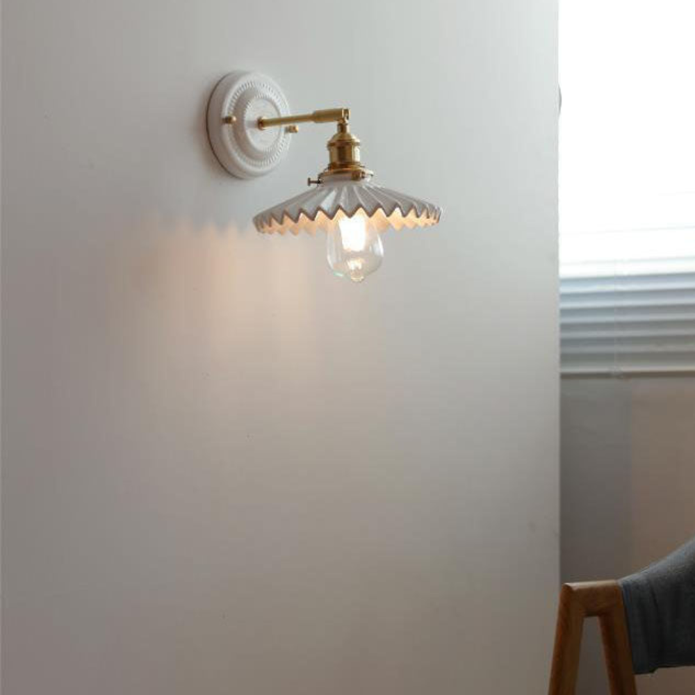 Moderne handgefertigte Keramik-Wandlampe – Japanischer Messing-Wandstrahler
