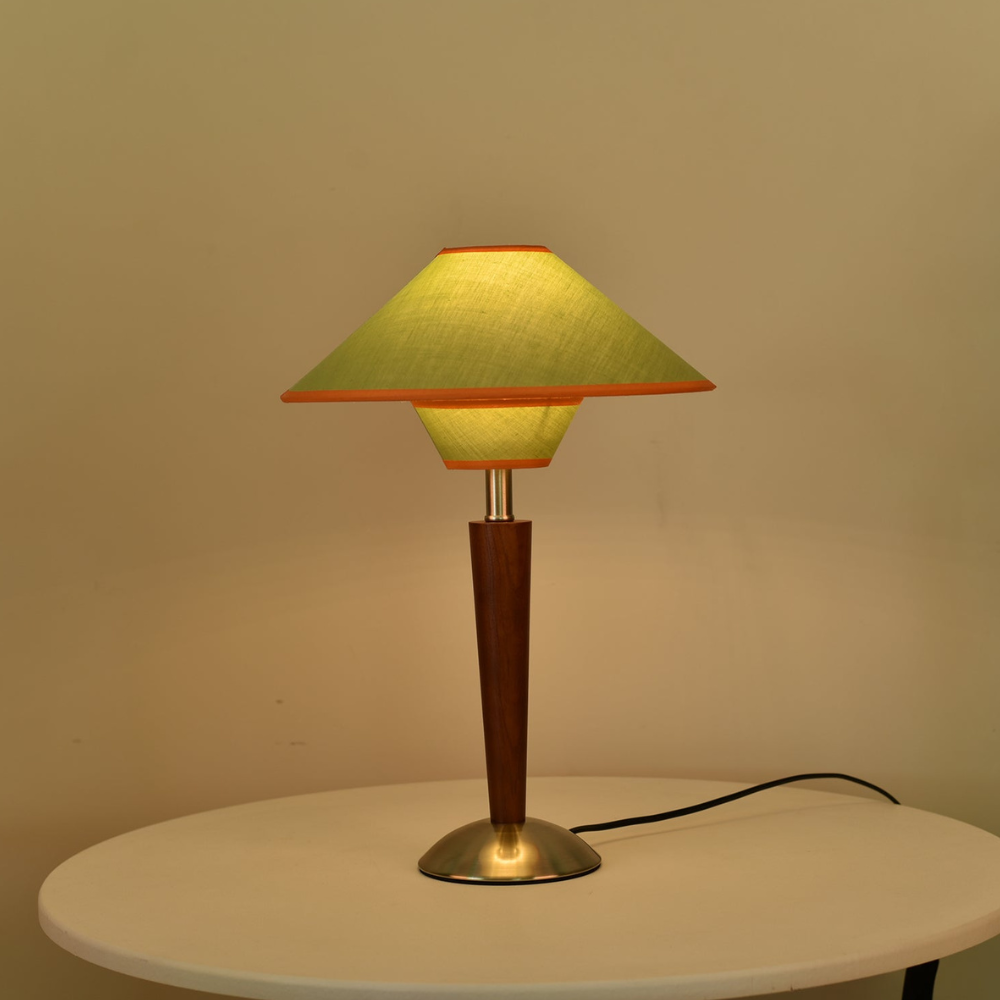 Lampe de table moderne à pied effilé du milieu du siècle avec abat-jour en tissu évasé