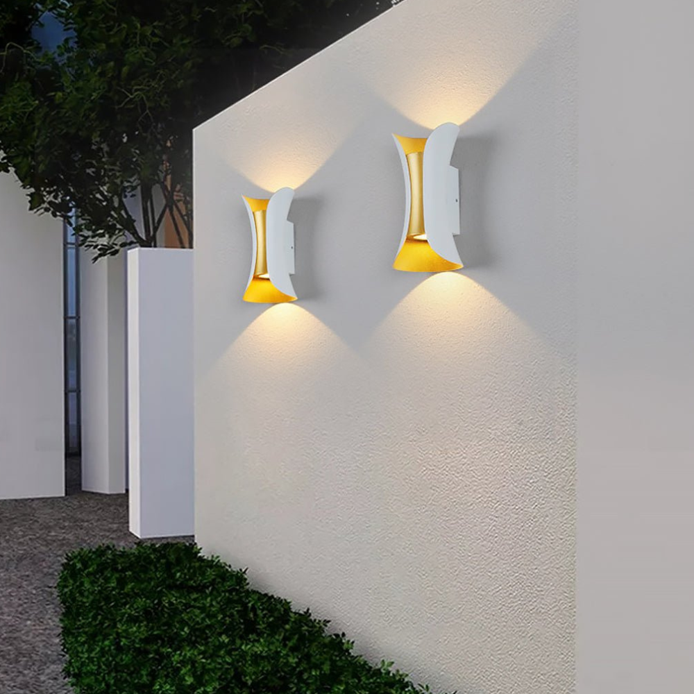 Veranda-Leuchte mit rostbeständigem Aluminium und kontrastierendem Innenraum – moderne Außenmontage