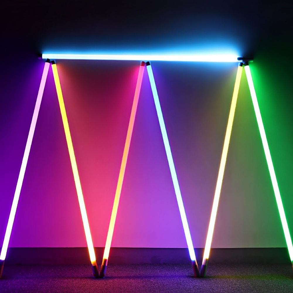 LED-Bodenleuchten mit zylindrischem Stabprofil und Type-C-Akkuaufladung