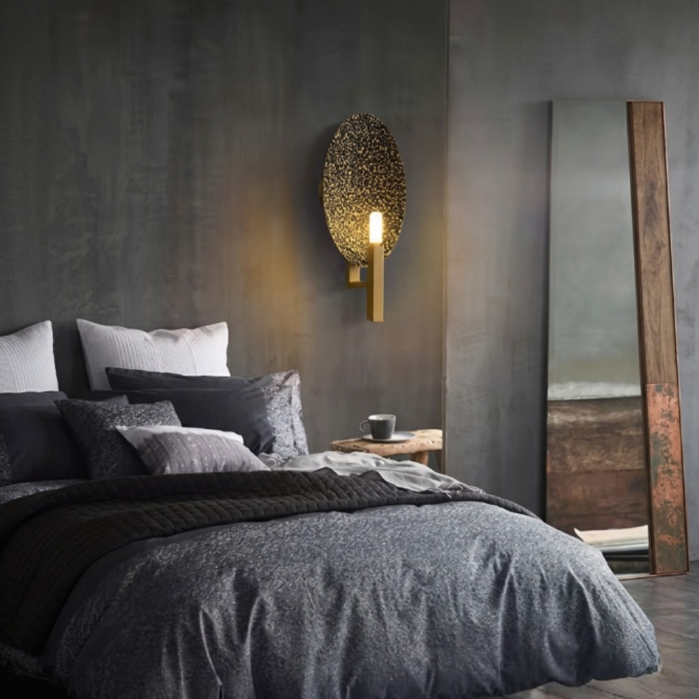 Wandlampe aus gehämmertem Kupfer in ovaler Form – Art Deco Metallskulptur mit Struktur