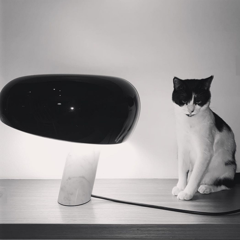 Architektonische Marmor-Basis-Akzentlampe – Minimalistische glänzende Steinsäulenleuchte