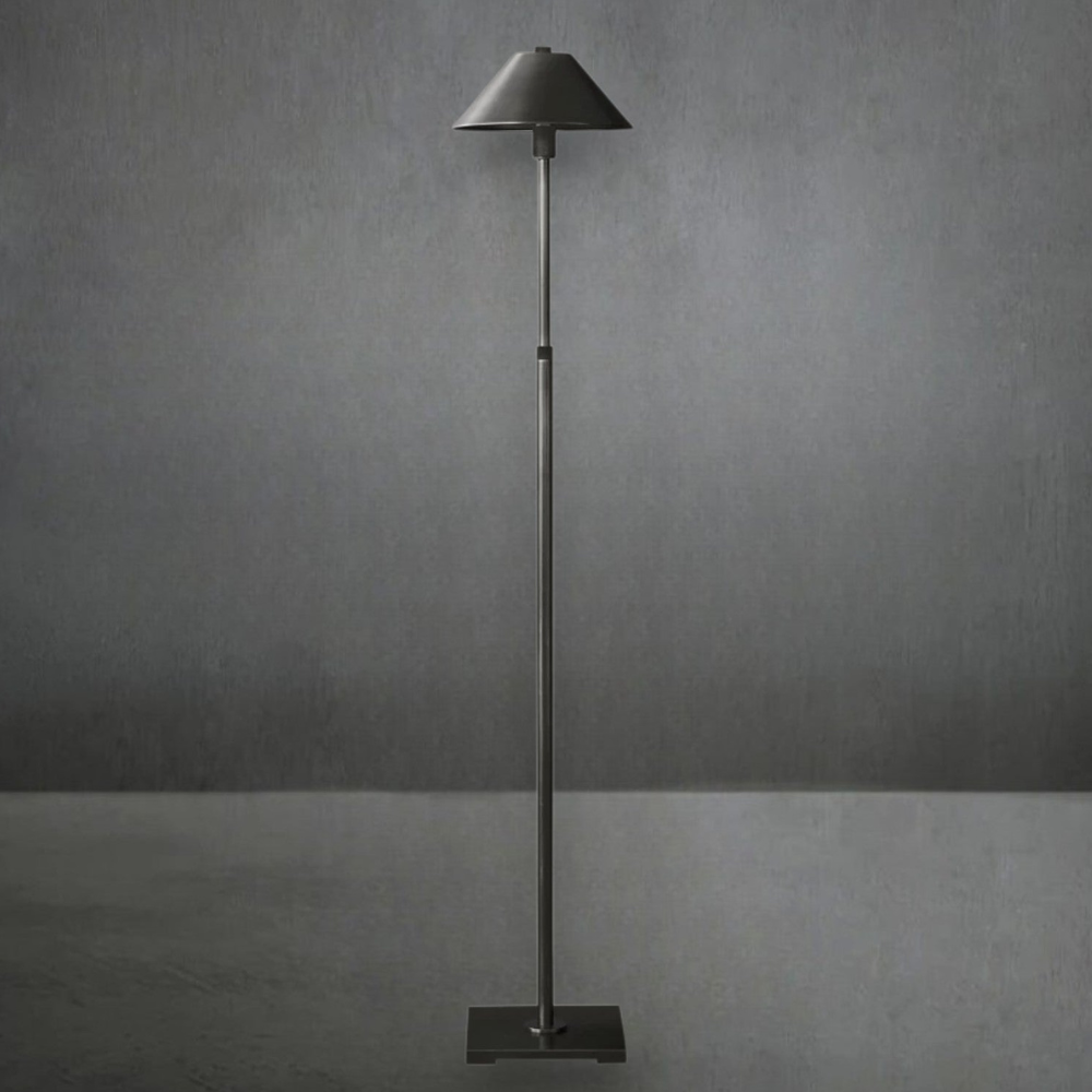 Verstellbare Stehlampe mit Metall-Schrägschirm und Rändel-Details – Architektonisch