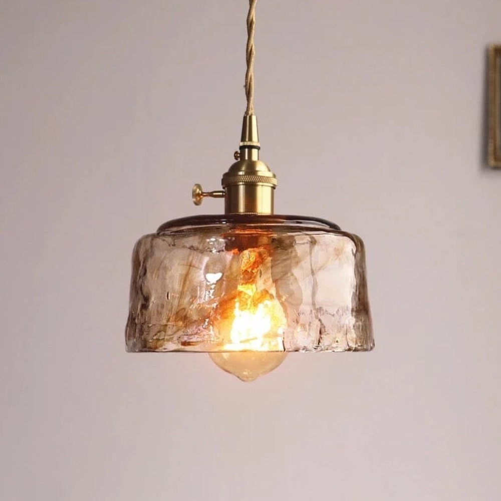 Pendelleuchte aus gehämmertem Glas mit welliger Struktur – Vintage-Messing-Stil
