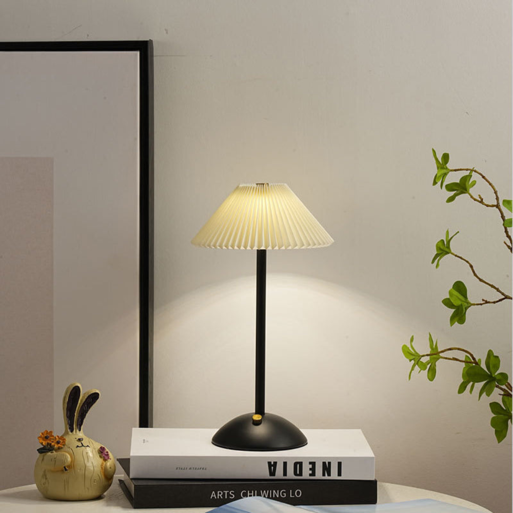 Lampe de bureau en métal avec abat-jour en tissu plissé scandinave, alimentée par USB