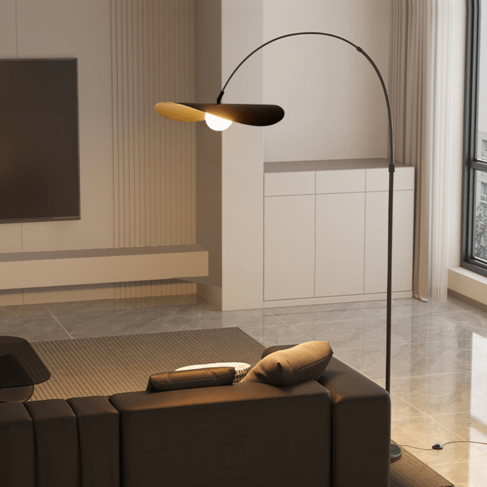 Bogen-Stehlampe mit welligem Blütenschirm und Eisenrahmen – Wabi-Sabi-Stil