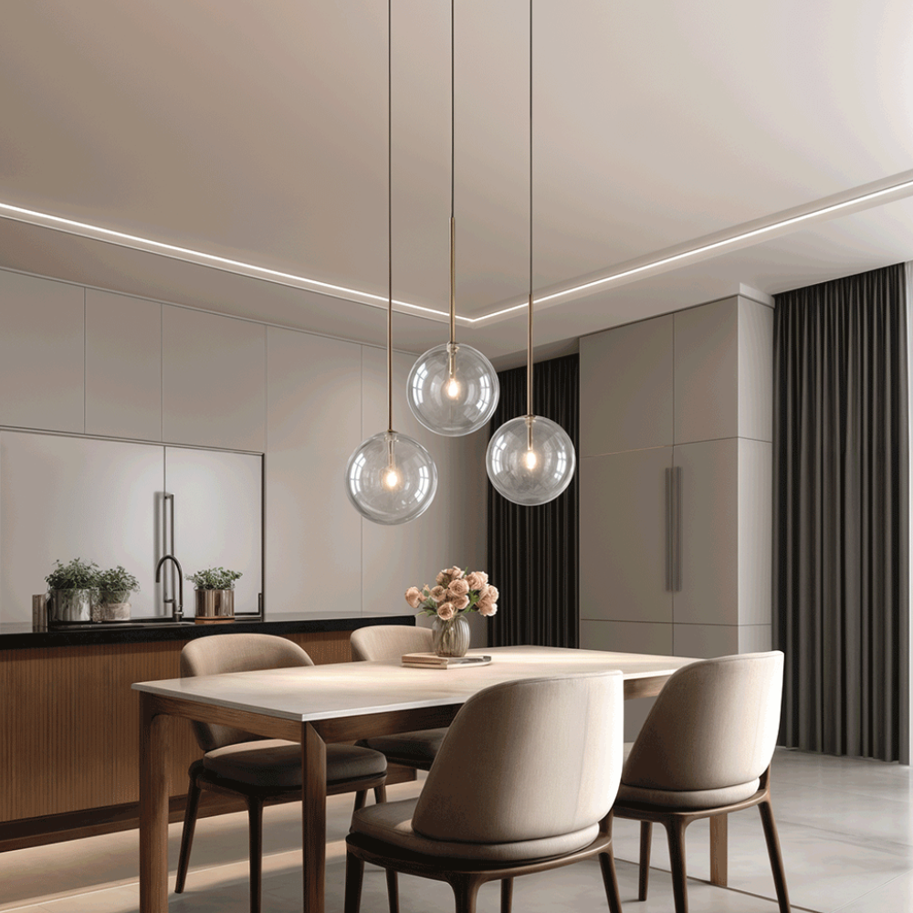 Klarer Glas-Kugelpendelleuchte mit Goldstab – Modern Skandinavisch