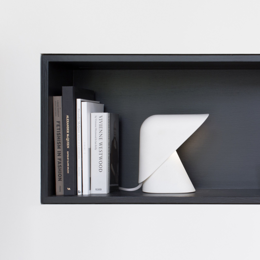 Metallschild-Tischlampe mit mattem Harzfuß – Nordische Schreibtischbeleuchtung