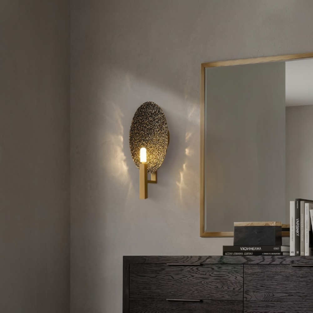 Wandlampe aus gehämmertem Kupfer in ovaler Form – Art Deco Metallskulptur mit Struktur