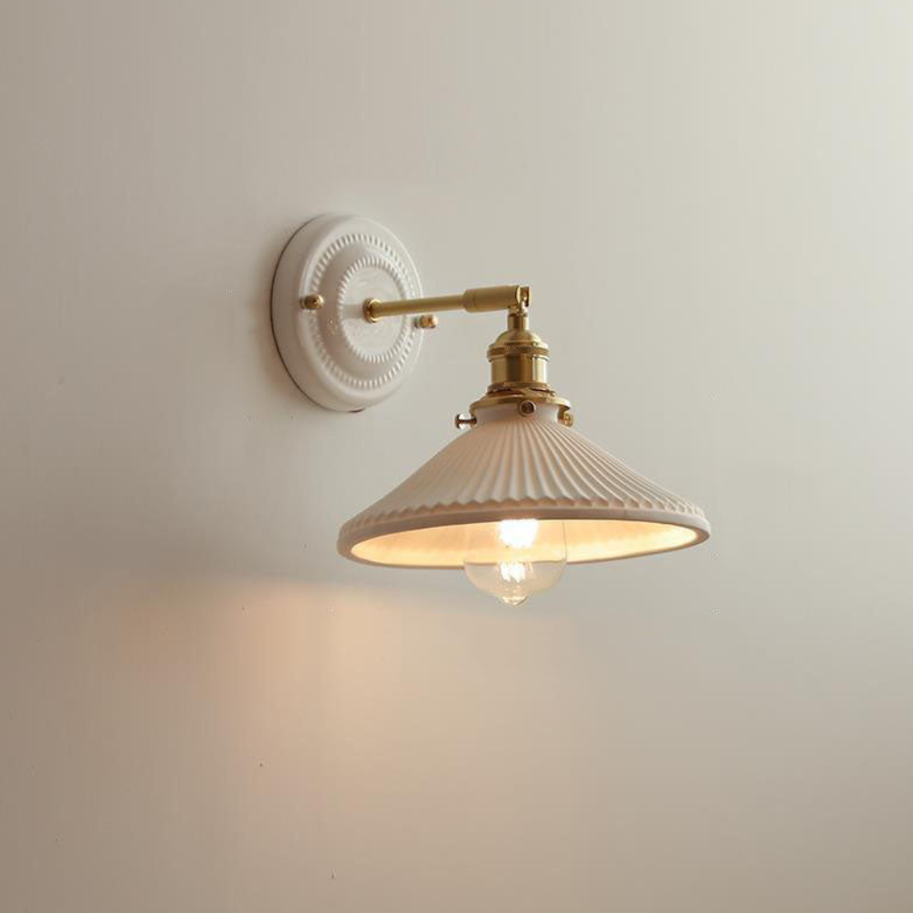 Moderne handgefertigte Keramik-Wandlampe – Japanischer Messing-Wandstrahler