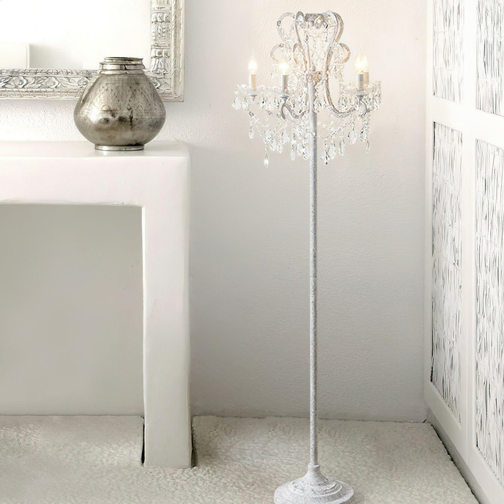 Dimmbare Stehlampe mit kunstvollem Eisenornament und facettierten Kristallsträngen