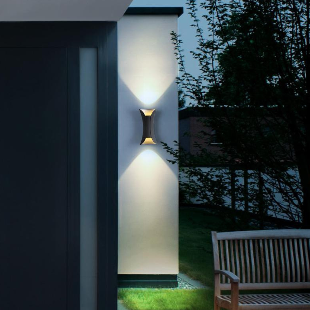 Veranda-Leuchte mit rostbeständigem Aluminium und kontrastierendem Innenraum – moderne Außenmontage