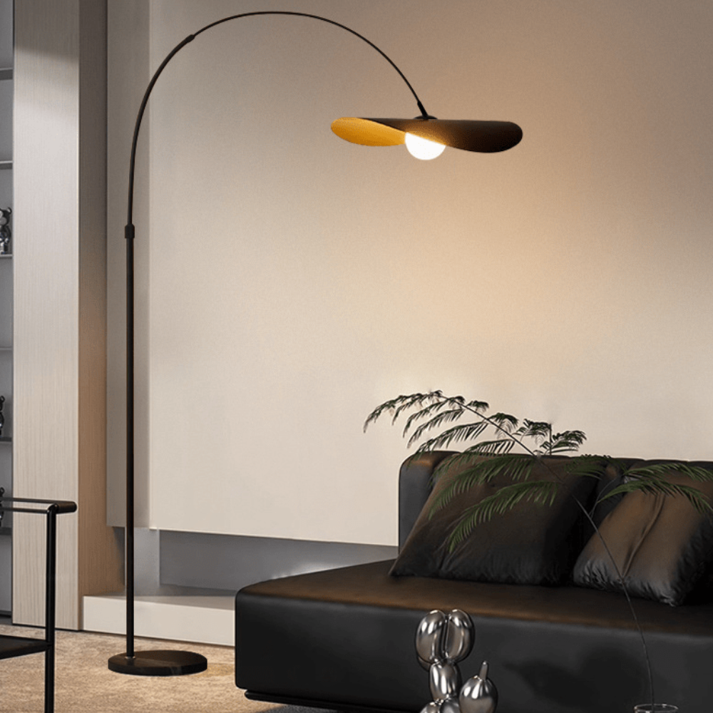 Bogen-Stehlampe mit welligem Blütenschirm und Eisenrahmen – Wabi-Sabi-Stil