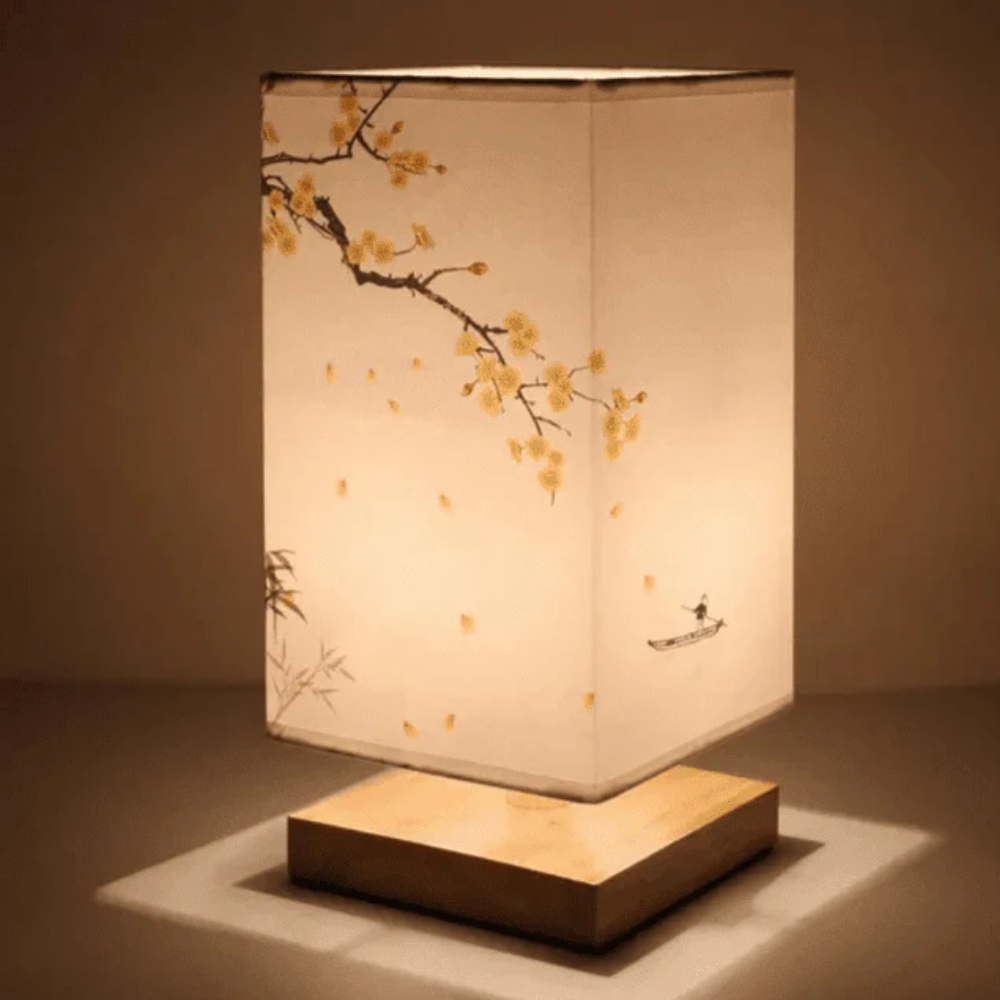 Asiatisch inspirierte Stoffboxlampe mit Holzsockel – Künstlerische Blumenakzentlampe