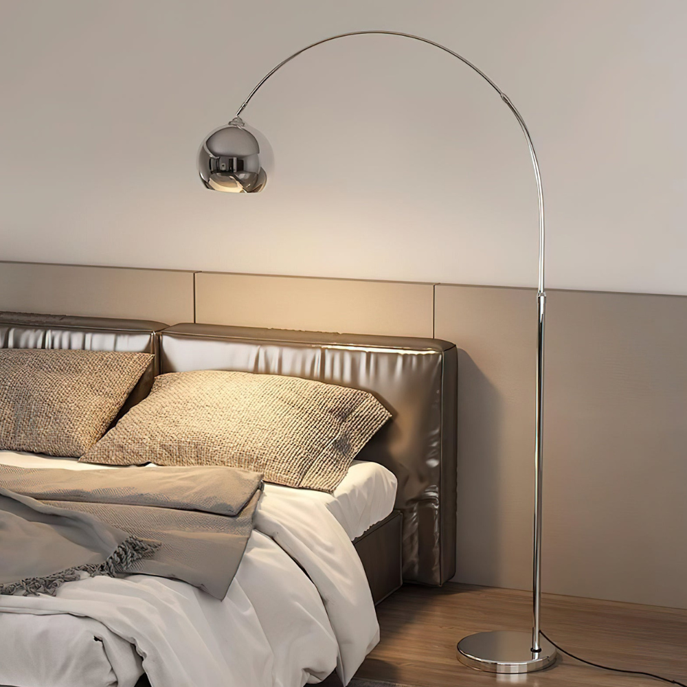 Bogen-Stehlampe mit kugelförmigem Metallschirm und Edelstahlgestell