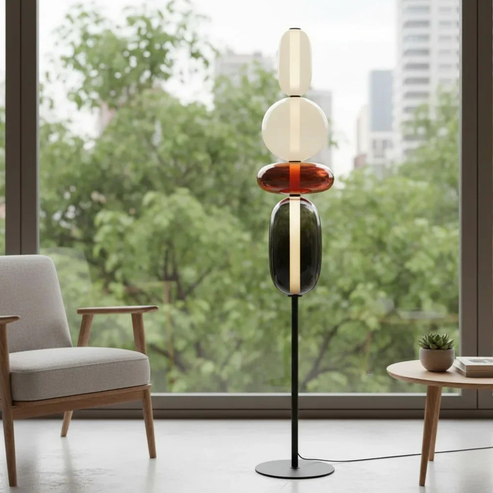Moderne LED-Stehlampe mit gestapelten mundgeblasenen Glassteinchen und schlankem Metallstab