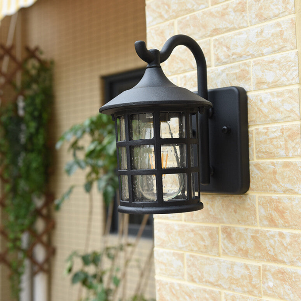 LED-Veranda-Laterne mit klassischer europäischer Silhouette und schwarzer oder bronzefarbener Oberfläche – Zeitgenössische Wandleuchte