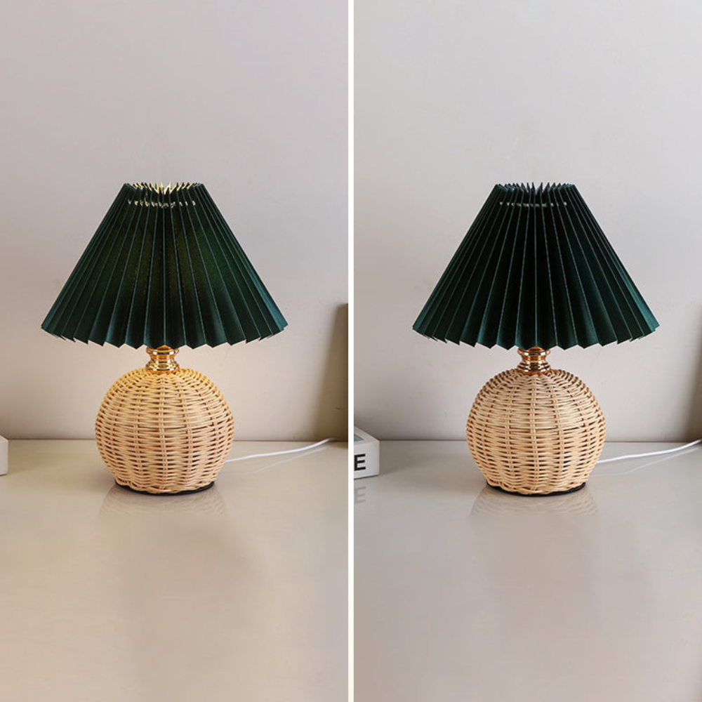 Moderne Tischlampe mit plissiertem Schirm – Nachttischlampe aus natürlichem Rattangeflecht