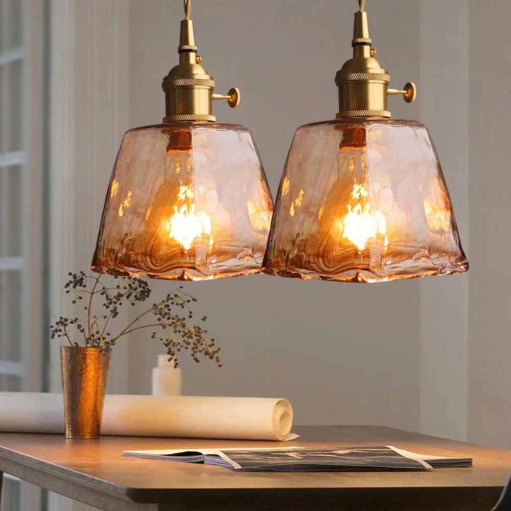 Pendelleuchte aus gehämmertem Glas mit welliger Struktur – Vintage-Messing-Stil