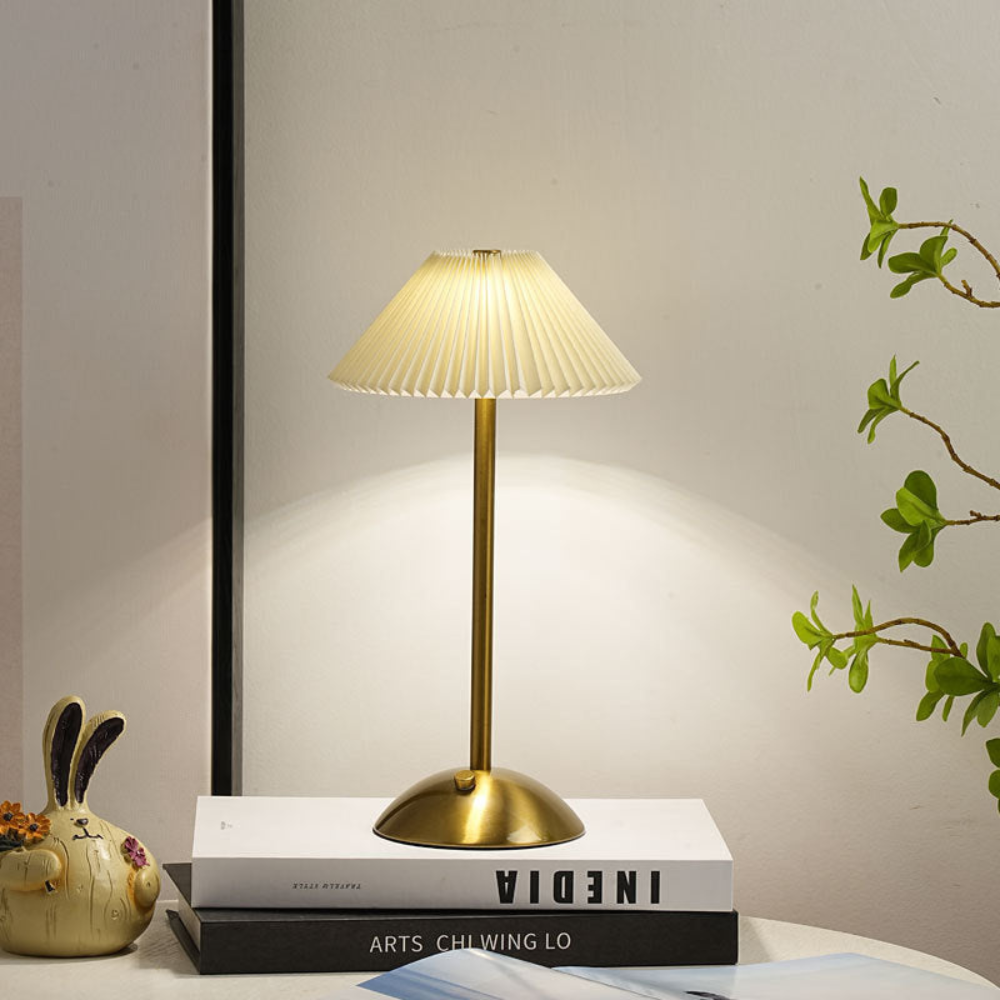 Lampe de bureau en métal avec abat-jour en tissu plissé scandinave, alimentée par USB