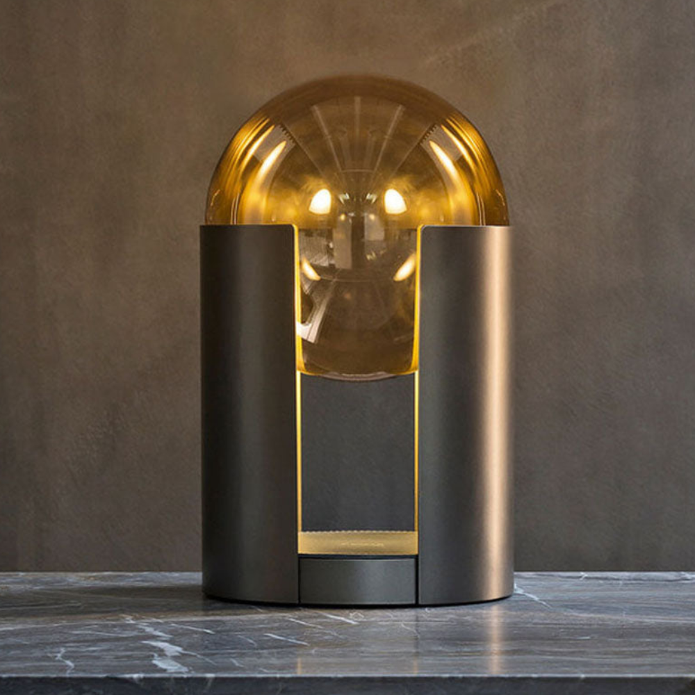 Postmoderne Tischlampe aus bernsteinfarbenem Glas – Matte schwarze Zylinder-Kuppelleuchte