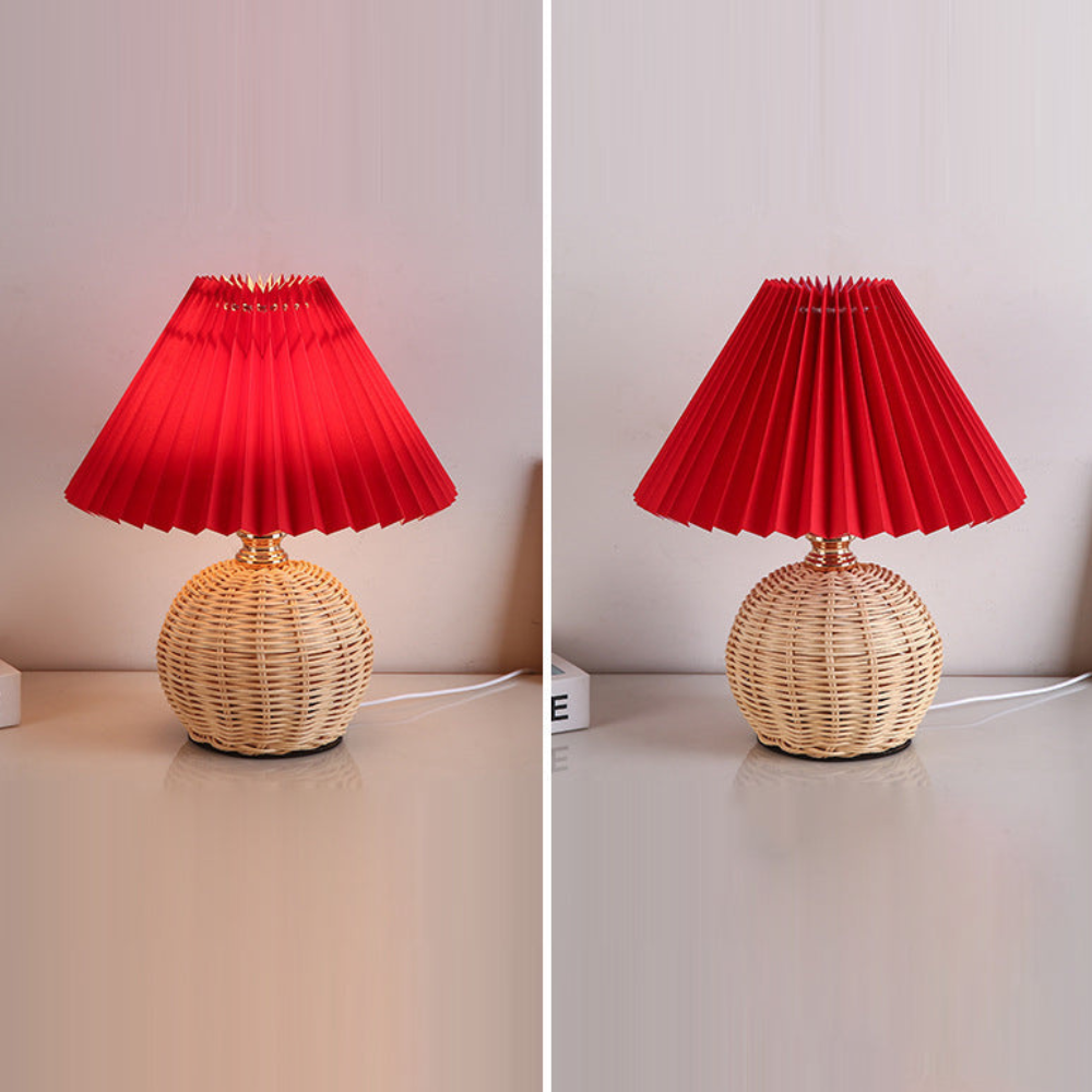 Moderne Tischlampe mit plissiertem Schirm – Nachttischlampe aus natürlichem Rattangeflecht
