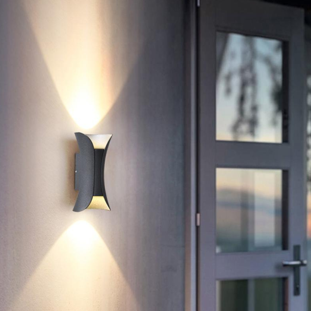 Veranda-Leuchte mit rostbeständigem Aluminium und kontrastierendem Innenraum – moderne Außenmontage