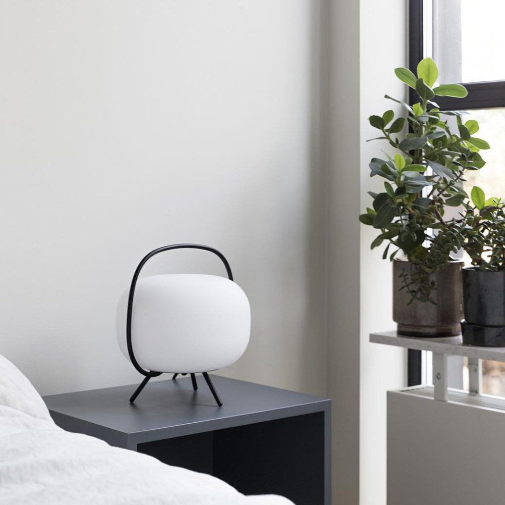 Moderne japanische Tischlaterne – Minimalistische mattierte Glas-Stimmungsleuchte