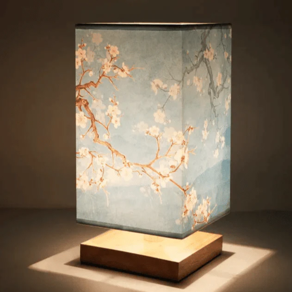 Asiatisch inspirierte Stoffboxlampe mit Holzsockel – Künstlerische Blumenakzentlampe