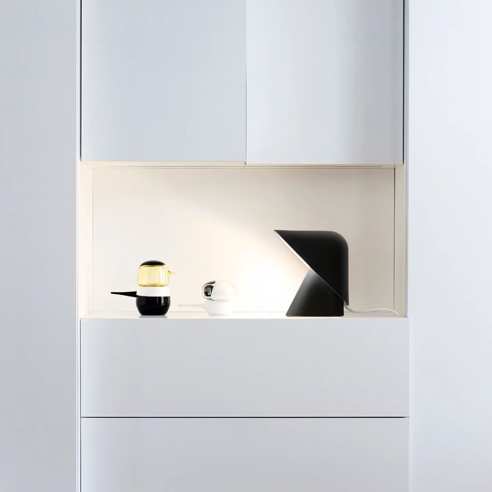 Metallschild-Tischlampe mit mattem Harzfuß – Nordische Schreibtischbeleuchtung