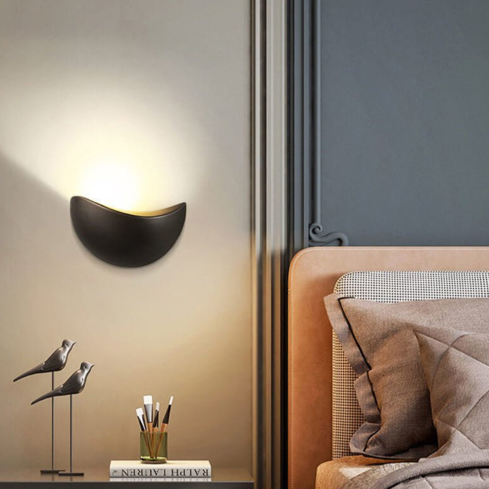 Minimalistische Innen- und Außen-Wandlampe in Halbmondform – Moderne halbkreisförmige Beleuchtung mit zwei Lichtquellen