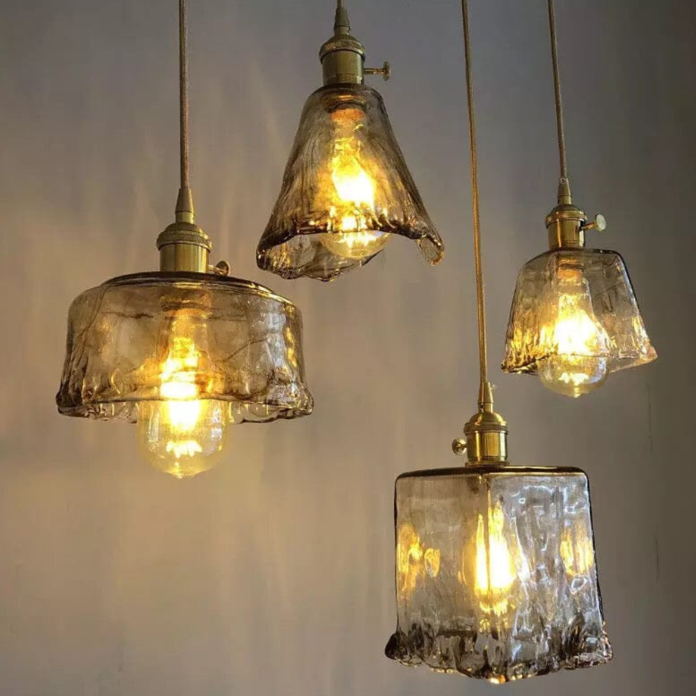 Pendelleuchte aus gehämmertem Glas mit welliger Struktur – Vintage-Messing-Stil
