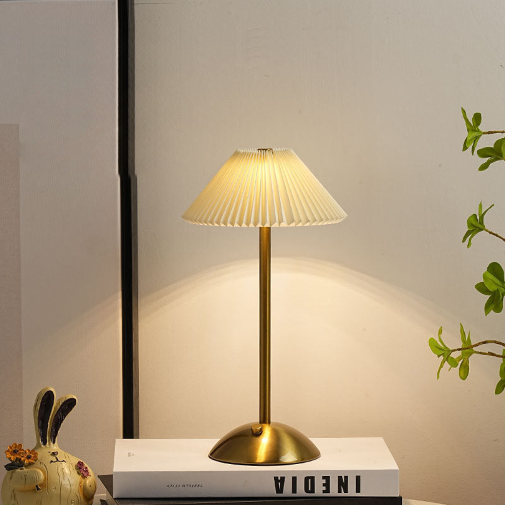 Lampe de bureau en métal avec abat-jour en tissu plissé scandinave, alimentée par USB