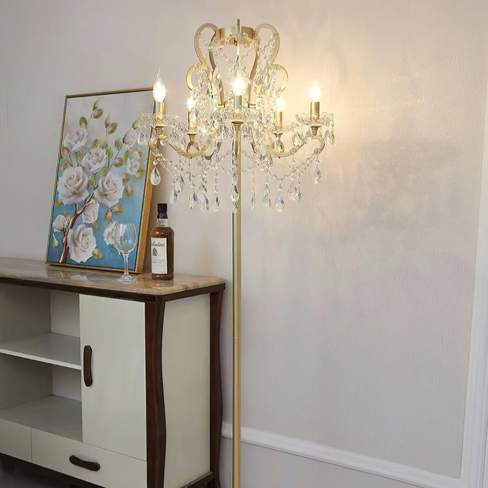 Dimmbare Stehlampe mit kunstvollem Eisenornament und facettierten Kristallsträngen