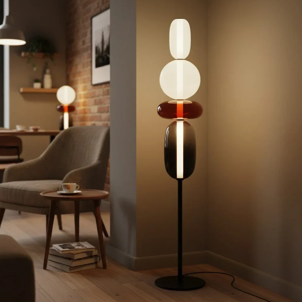 Moderne LED-Stehlampe mit gestapelten mundgeblasenen Glassteinchen und schlankem Metallstab